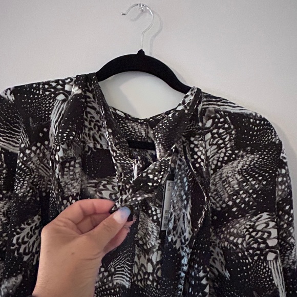 H & M • Black & White Womens Top • sz M - Picture 4 of 10